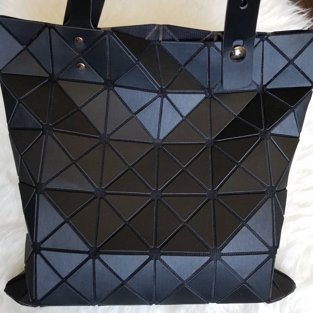 Geometric tote bag matte black